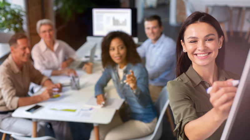 Equipe reunida em ambiente corporativo planejando metas e indicadores com foco em execução estratégica e colaboração.